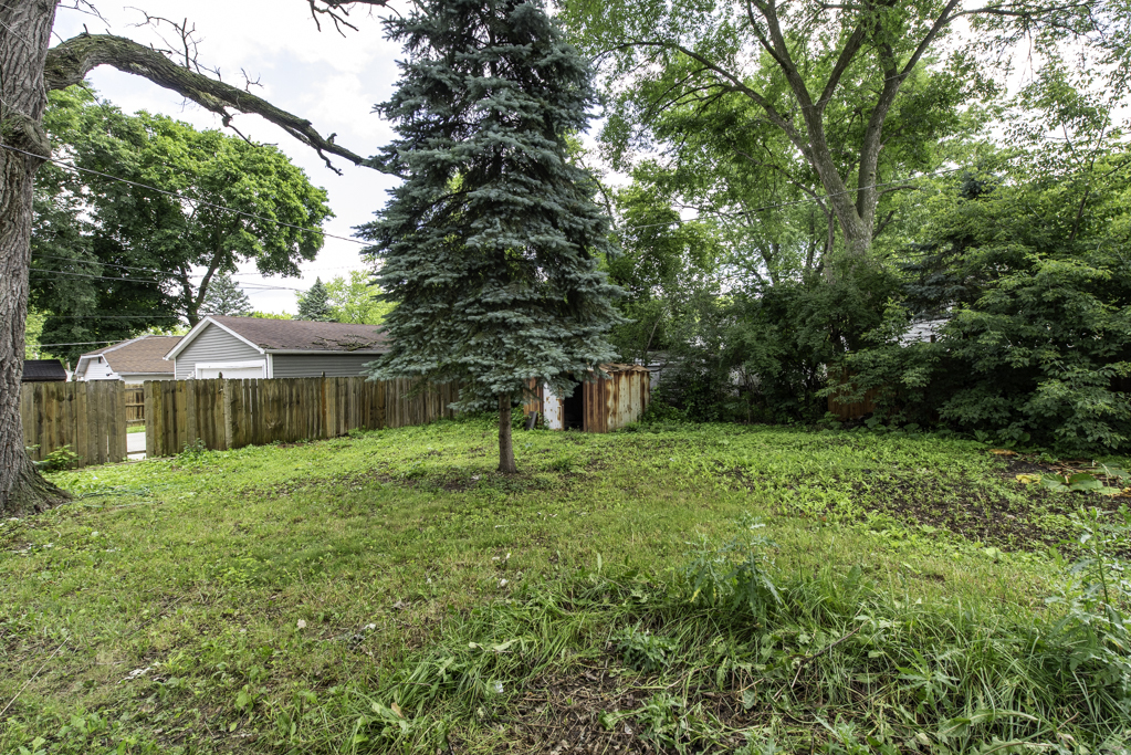 221 Kenwood Drive, Round Lake Park, IL 60073