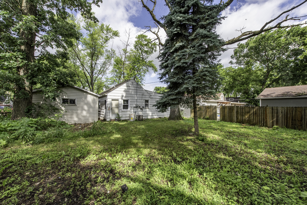221 Kenwood Drive, Round Lake Park, IL 60073