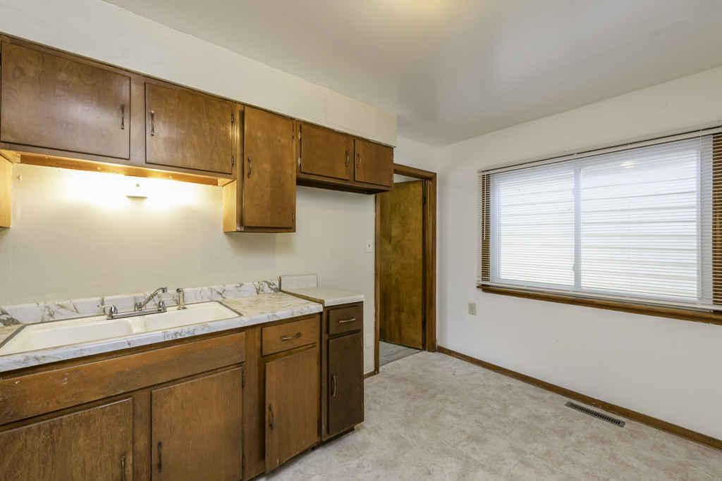 221 Kenwood Drive, Round Lake Park, IL 60073