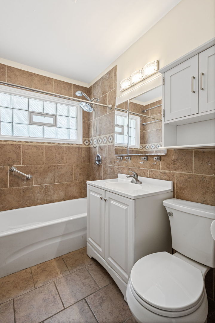 17832 Burnham Avenue, Lansing, IL 60438