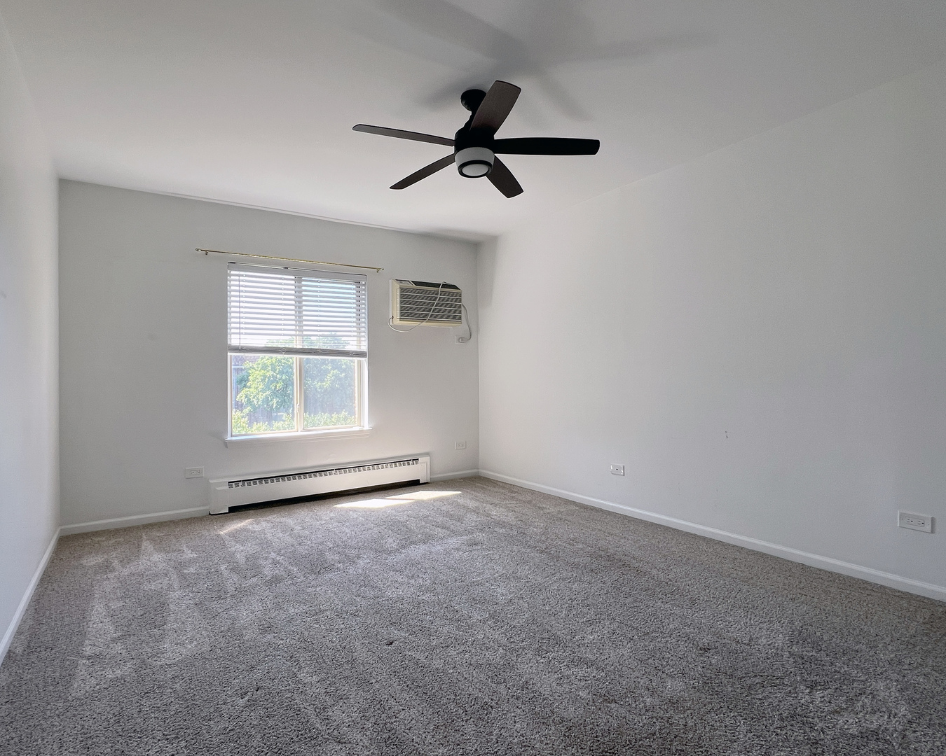 2415 N KENNICOTT Drive #2D, Arlington Heights, IL 60004