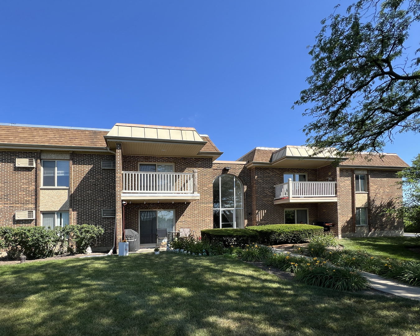 2415 N KENNICOTT Drive #2D, Arlington Heights, IL 60004