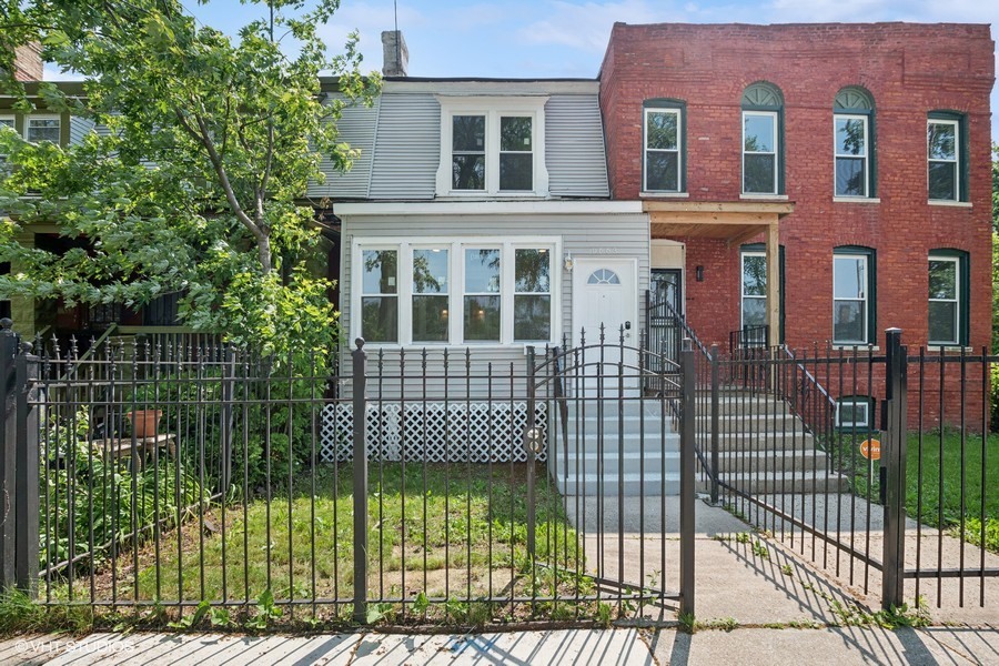 10663 S Champlain Avenue, Chicago, IL 60628