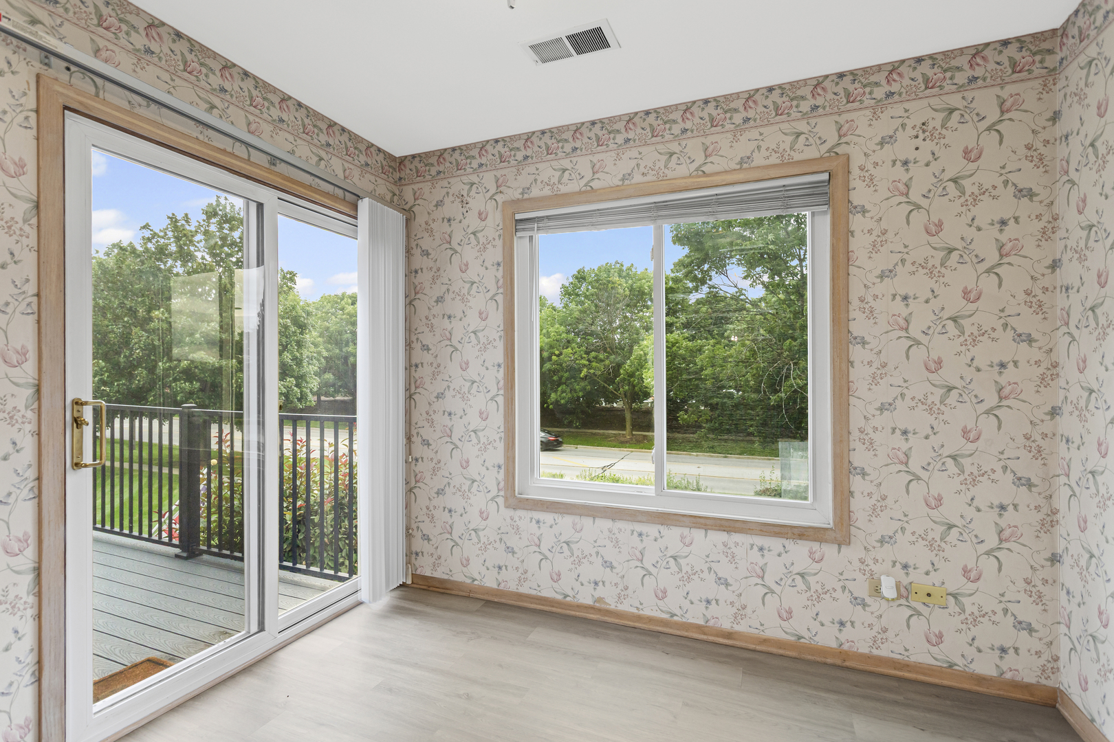 7050 Brighton Court #204, Woodridge, IL 60517