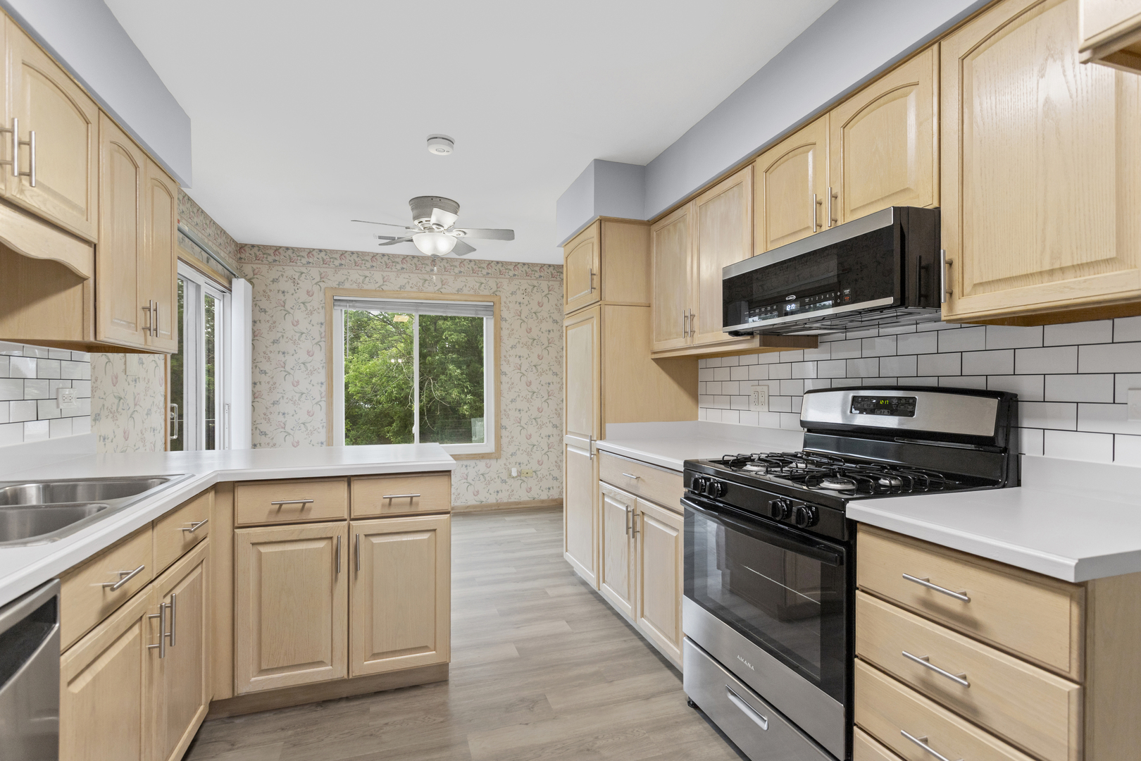 7050 Brighton Court #204, Woodridge, IL 60517
