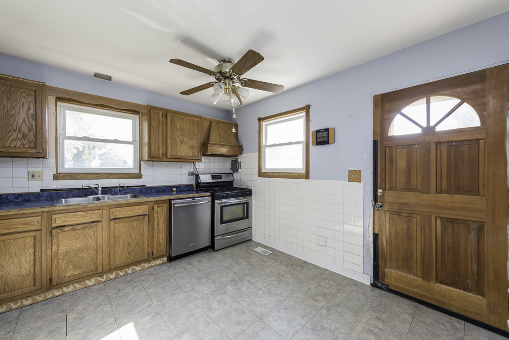 1900 Longmeadow Drive, Lindenhurst, IL 60046
