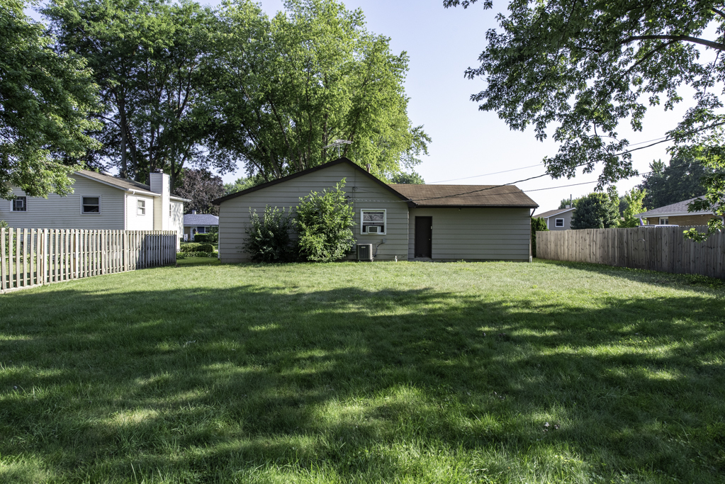 1900 Longmeadow Drive, Lindenhurst, IL 60046