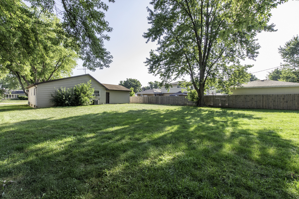 1900 Longmeadow Drive, Lindenhurst, IL 60046