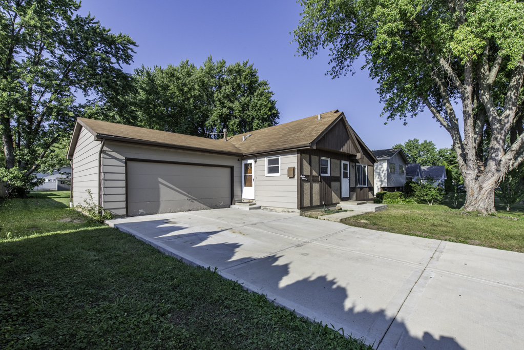 1900 Longmeadow Drive, Lindenhurst, IL 60046