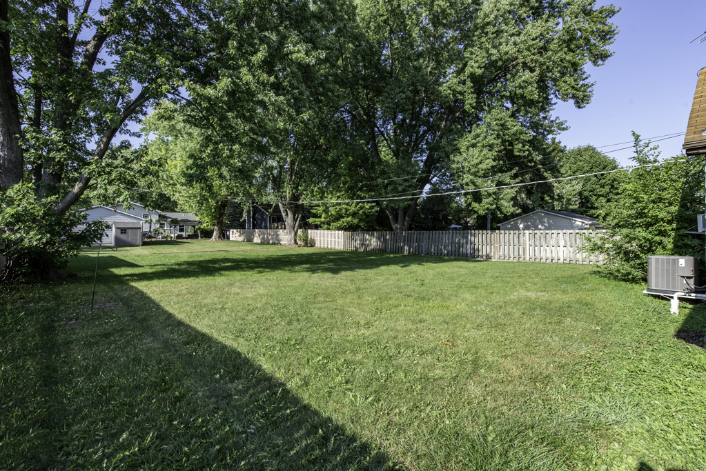 1900 Longmeadow Drive, Lindenhurst, IL 60046