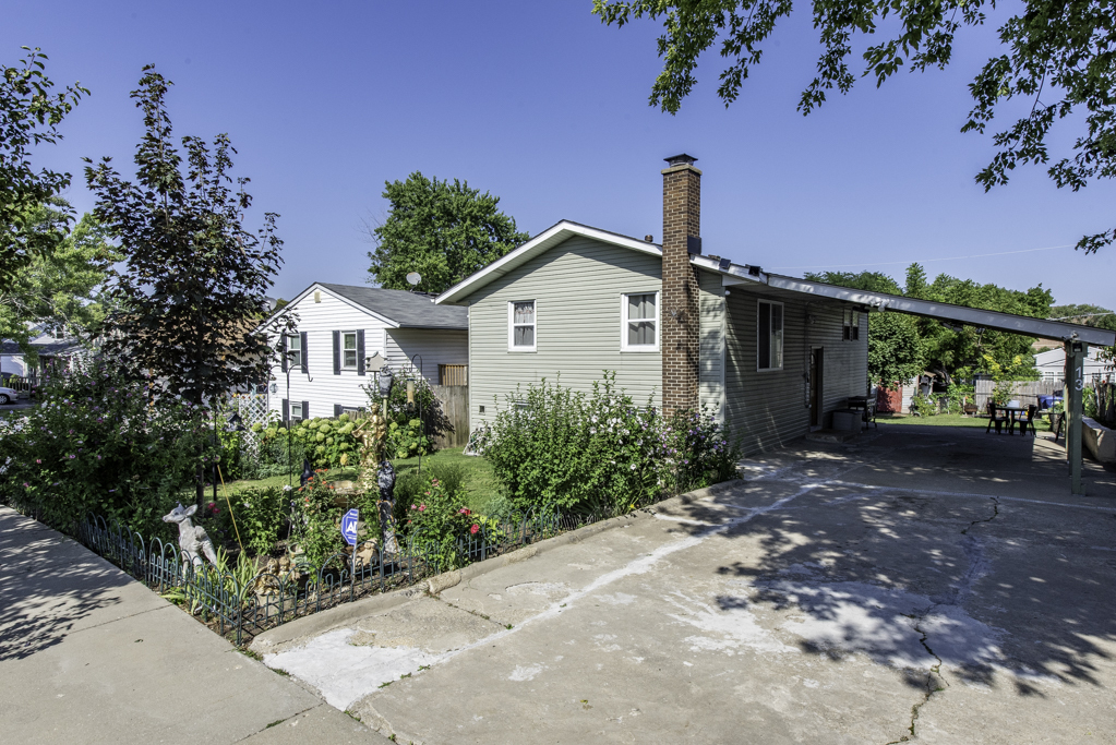 13 N Pioneer Road, Waukegan, IL 60085
