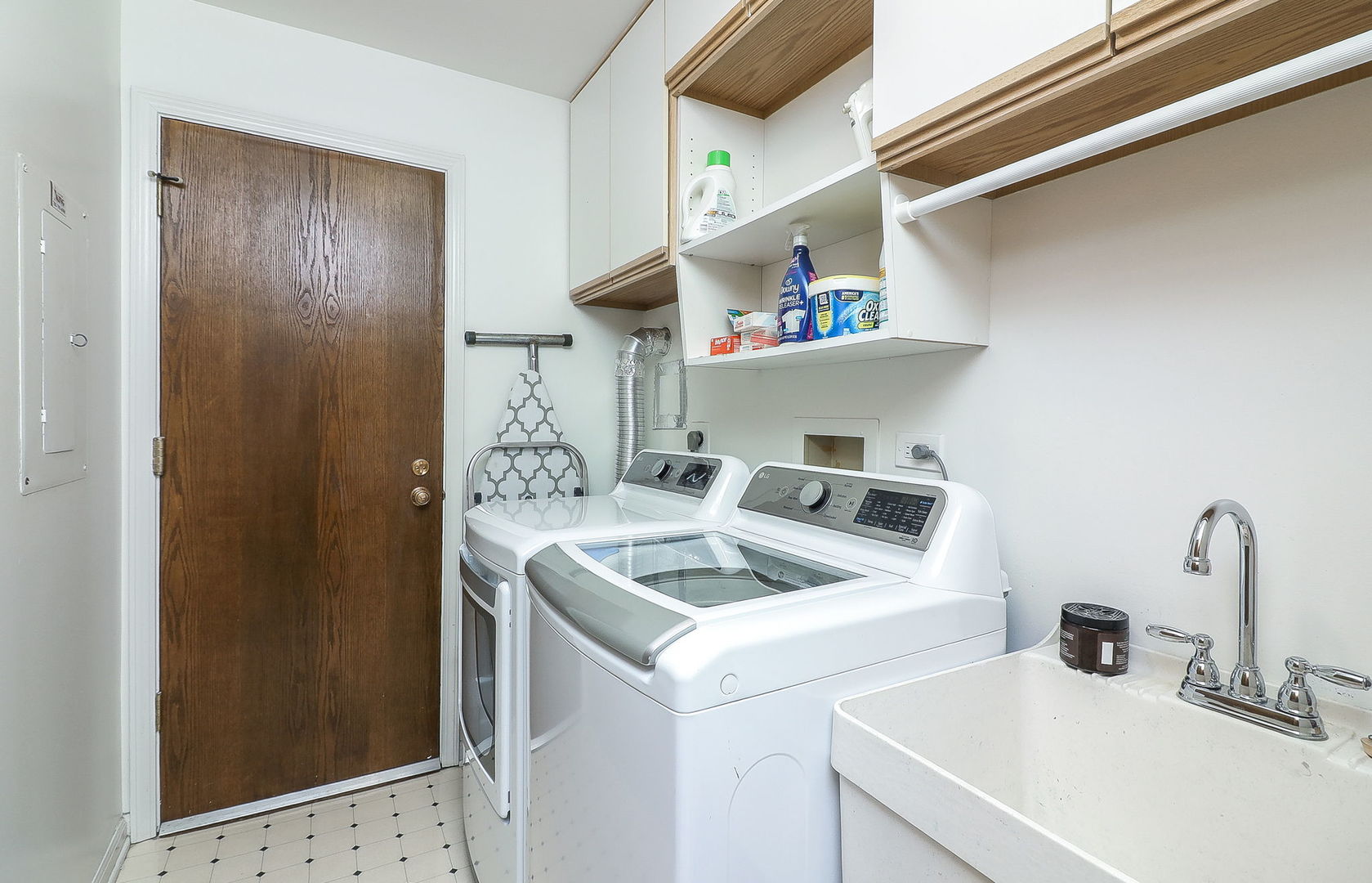 601 Lake Hinsdale Drive #307, Willowbrook, IL 60527