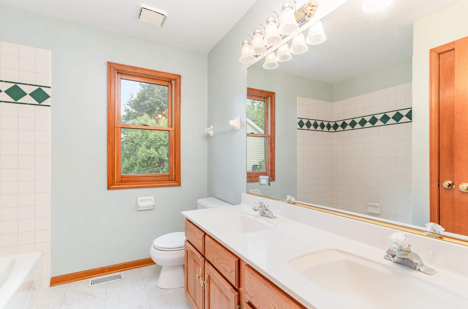 975 Pinecrest Drive, Sugar Grove, IL 60554