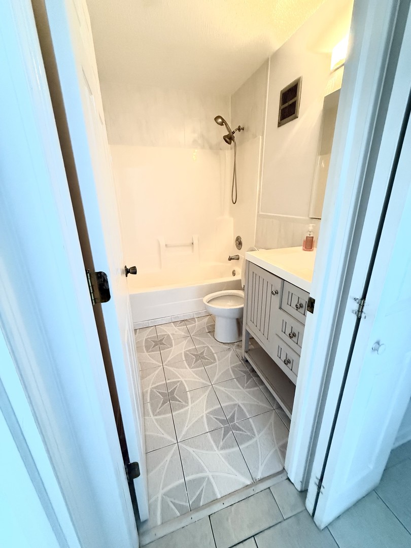 1043 S YORK Road #209, Bensenville, IL 60106