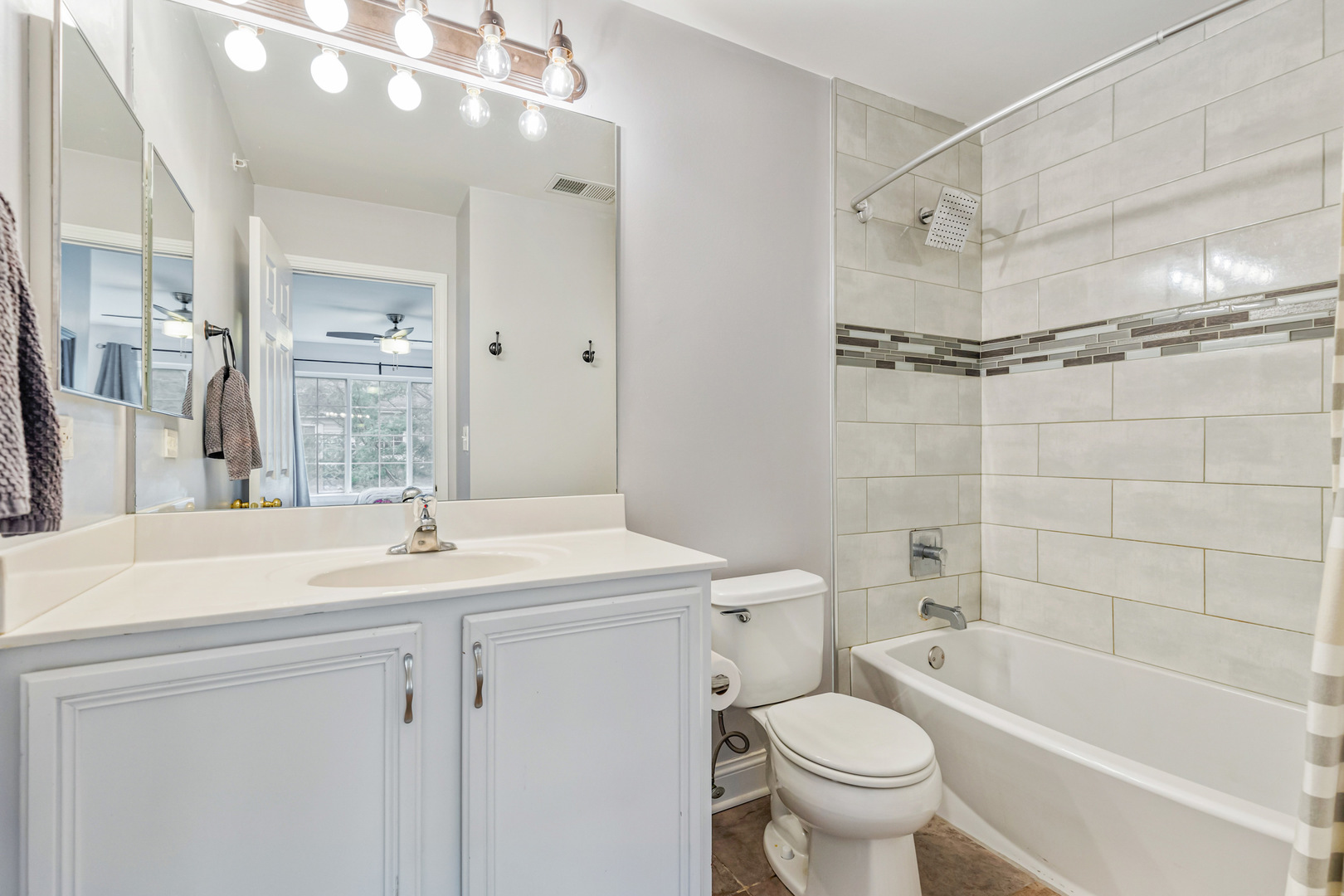 760 Hanbury Drive, Des Plaines, IL 60016