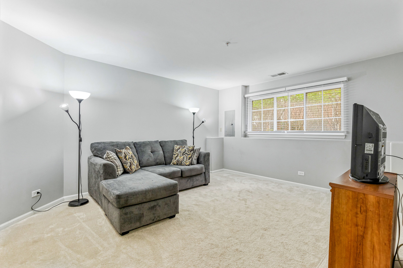 760 Hanbury Drive, Des Plaines, IL 60016