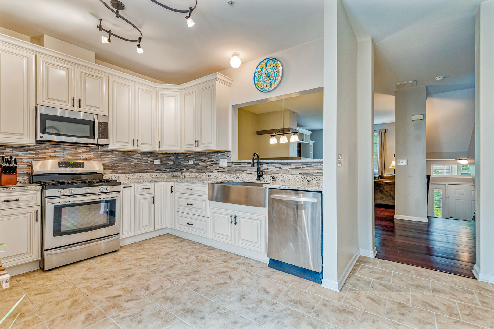 760 Hanbury Drive, Des Plaines, IL 60016