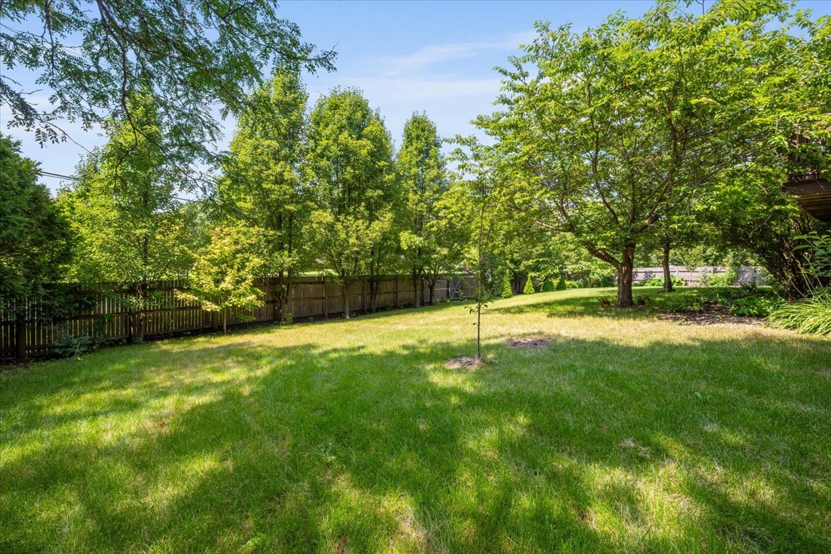 371 Larchmont Court, Naperville, IL 60565