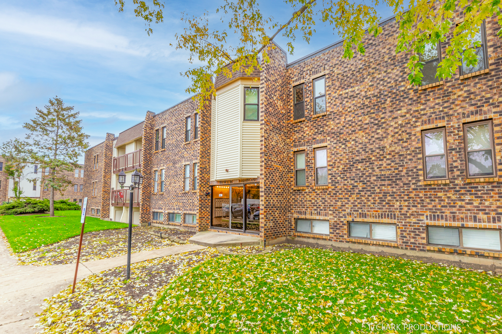 2218 COUNTRY CLUB Drive #21, Woodridge, IL 60517