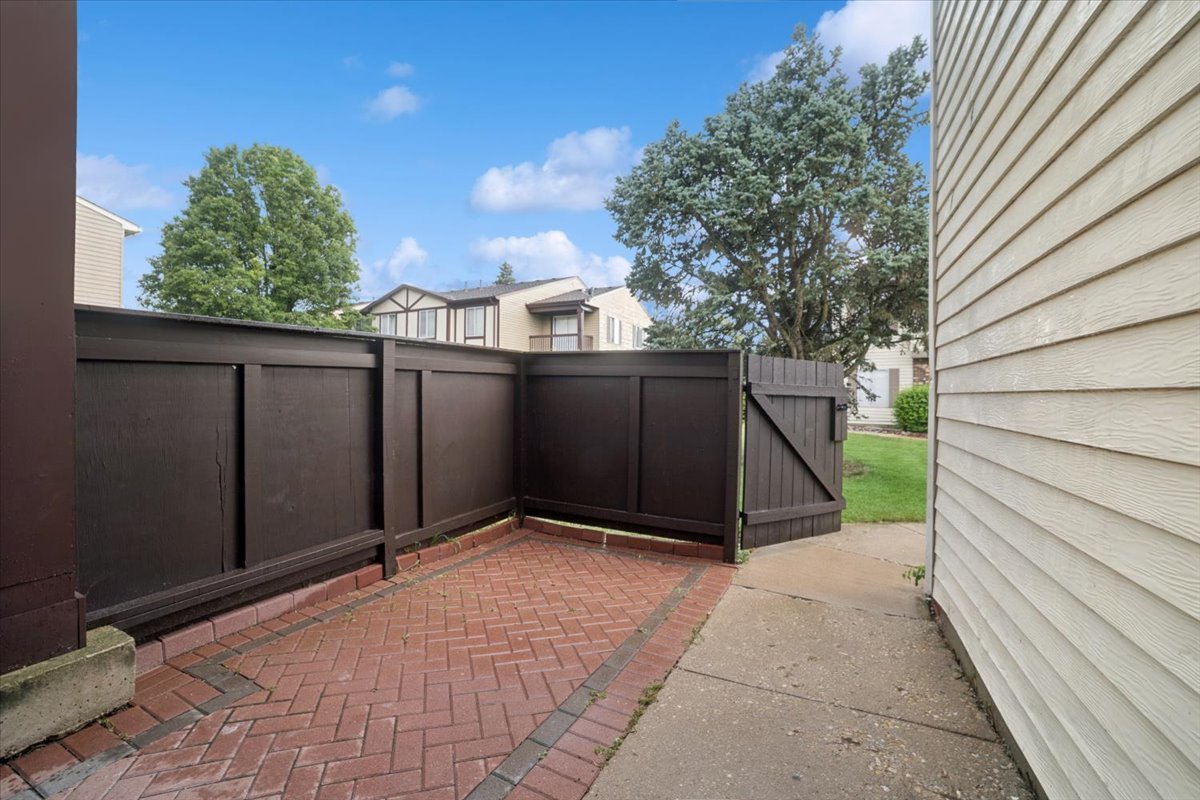 8P S Fernwood Drive, Bolingbrook, IL 60440