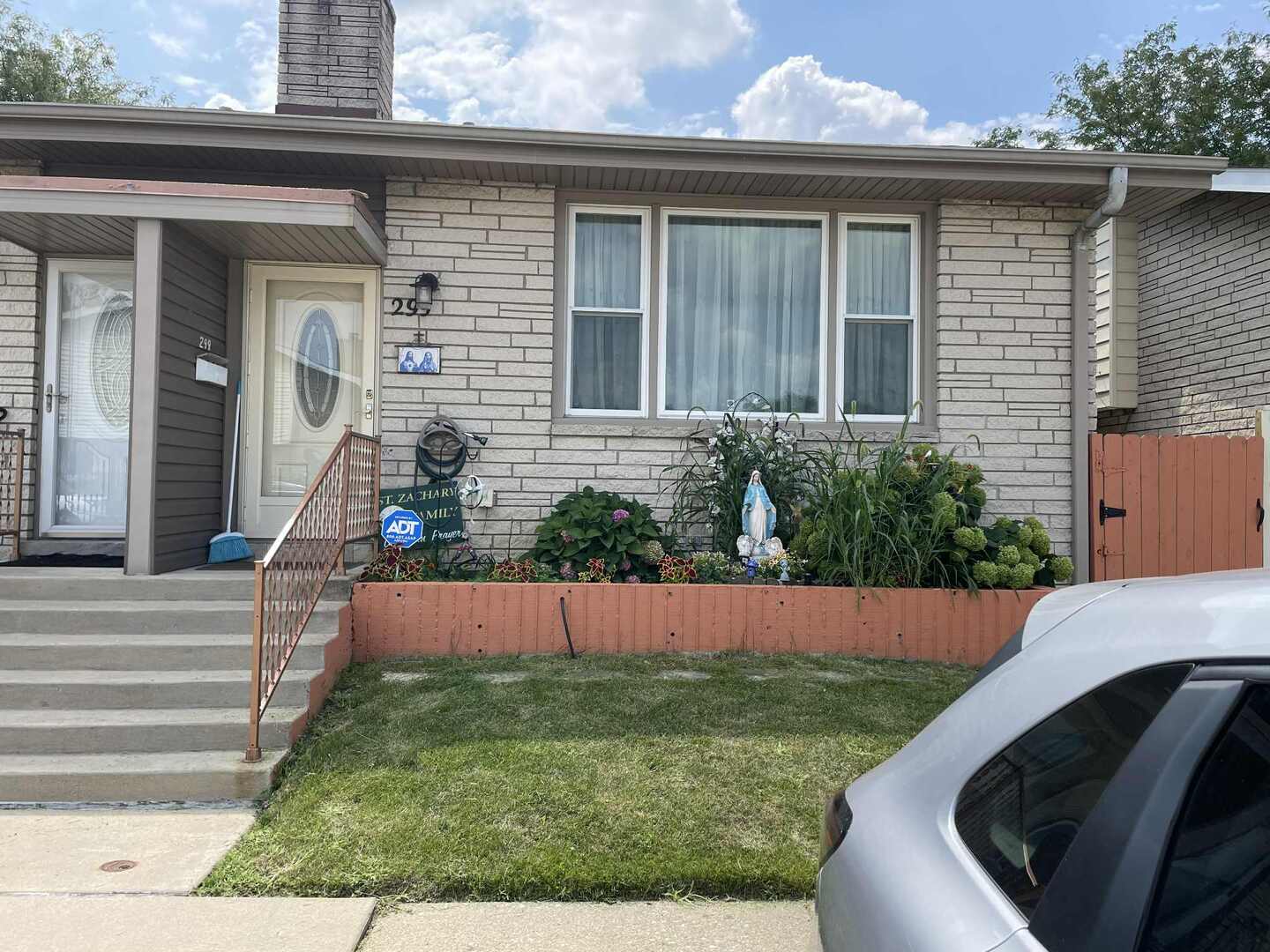 299 Dover Lane, Des Plaines, IL 60018