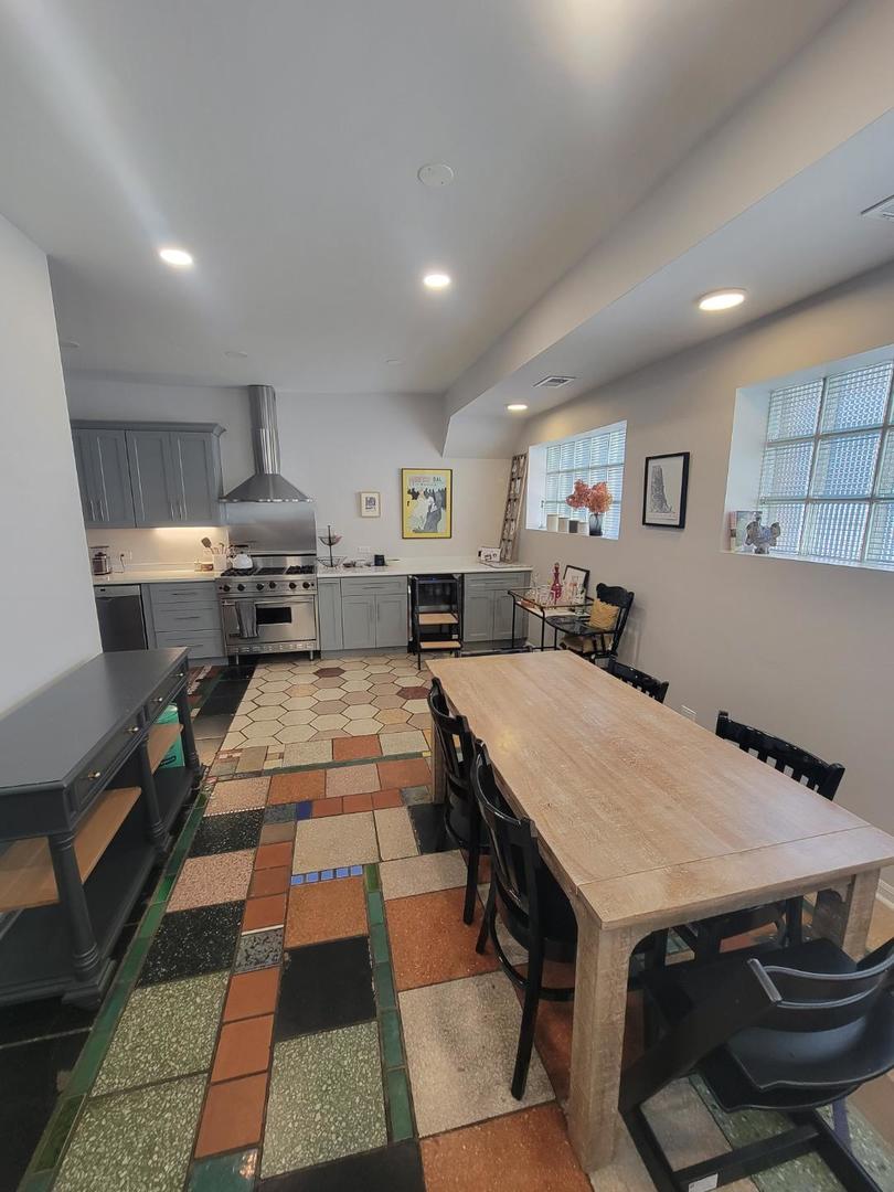160 W BURTON Place #CH, Chicago, IL 60610