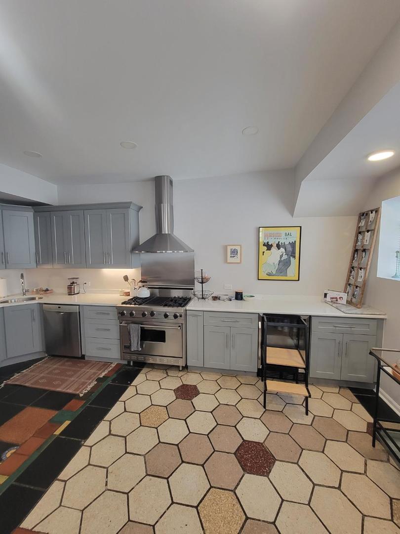 160 W BURTON Place #CH, Chicago, IL 60610