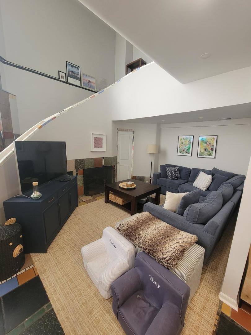 160 W BURTON Place #CH, Chicago, IL 60610