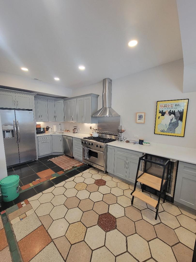 160 W BURTON Place #CH, Chicago, IL 60610
