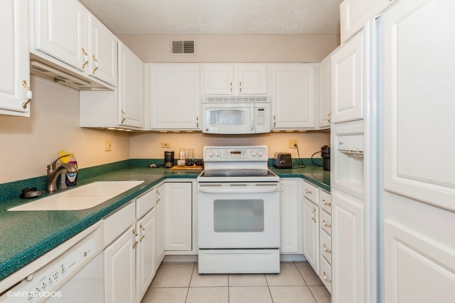 509 AURORA Avenue #117, Naperville, IL 60540