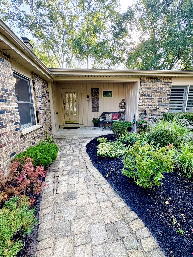 345 Cottonwood Lane, Naperville, IL 60540