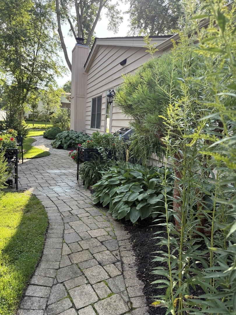 345 Cottonwood Lane, Naperville, IL 60540