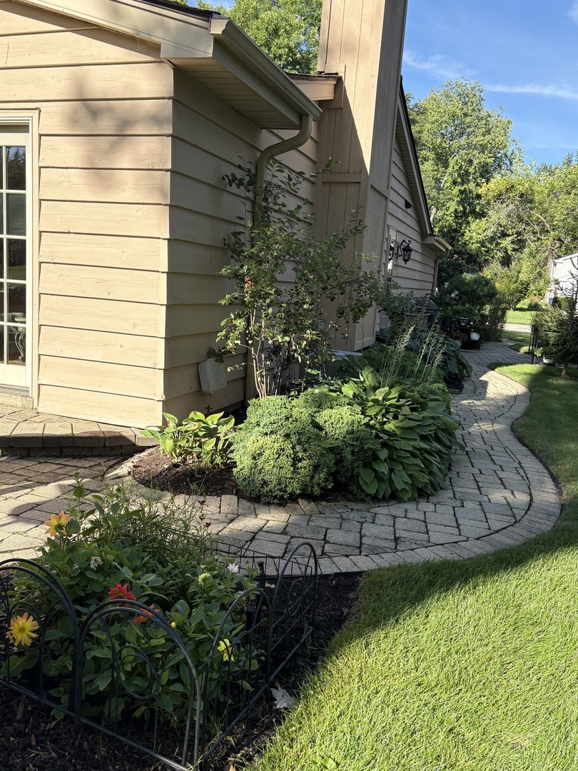 345 Cottonwood Lane, Naperville, IL 60540