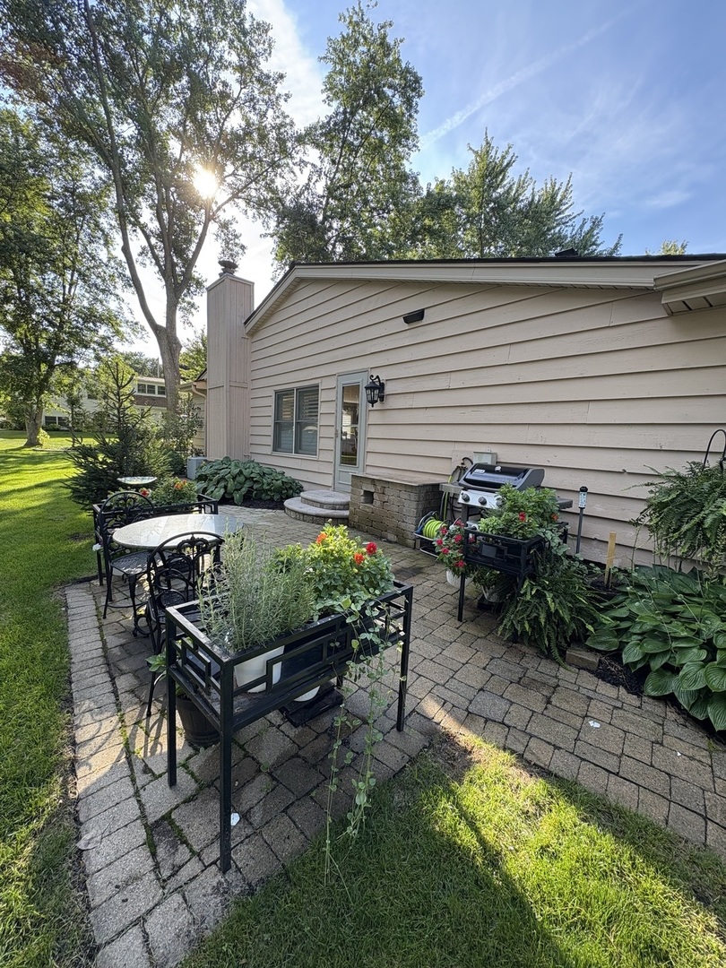 345 Cottonwood Lane, Naperville, IL 60540