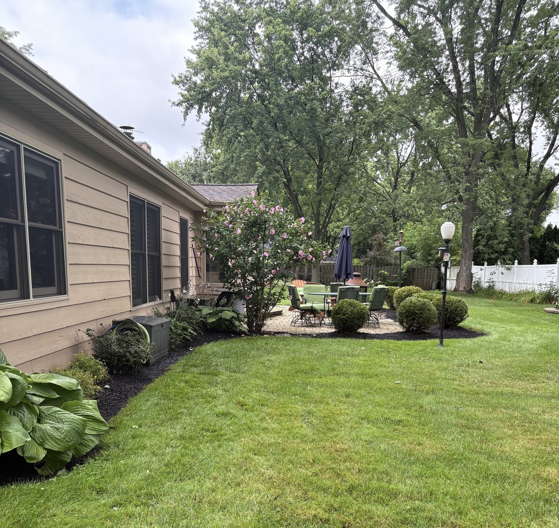 345 Cottonwood Lane, Naperville, IL 60540