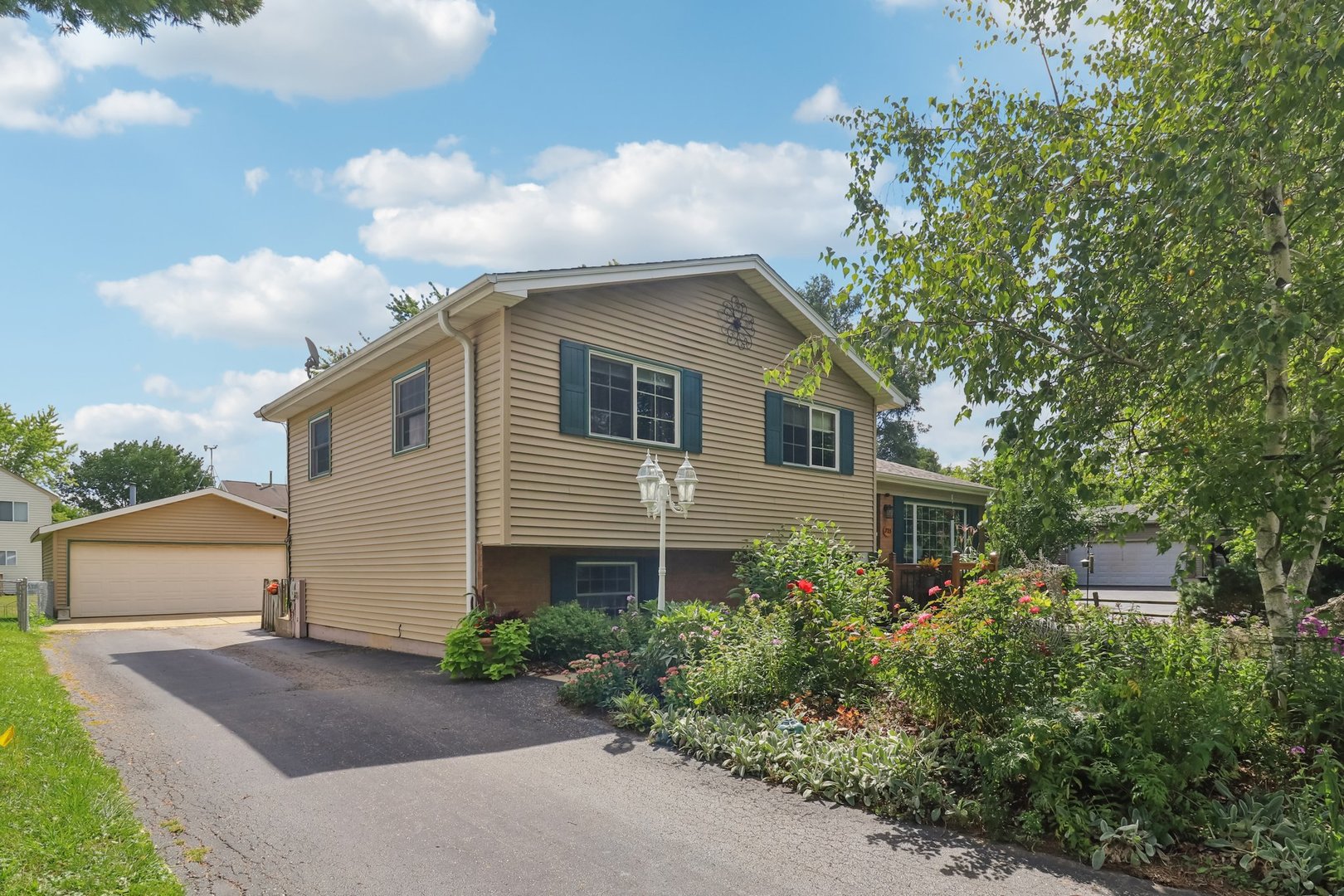 325 Hillandale Drive, Round Lake, IL 60073