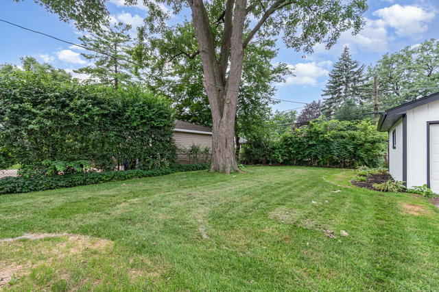 24 Hiawatha Drive, Clarendon Hills, IL 60514