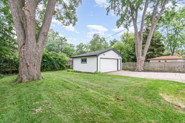 24 Hiawatha Drive, Clarendon Hills, IL 60514
