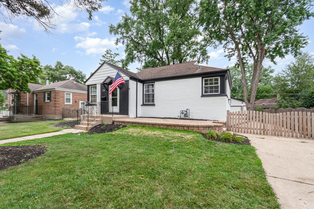 24 Hiawatha Drive, Clarendon Hills, IL 60514