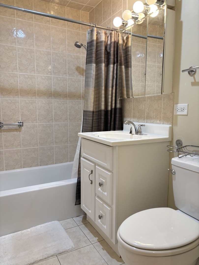1430 Sandstone Drive #202, Wheeling, IL 60090