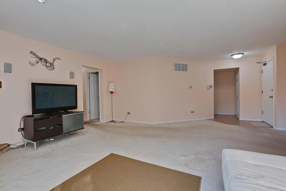 867 E Carriage Lane #8, Palatine, IL 60074