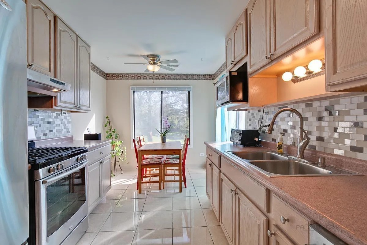 867 E Carriage Lane #8, Palatine, IL 60074