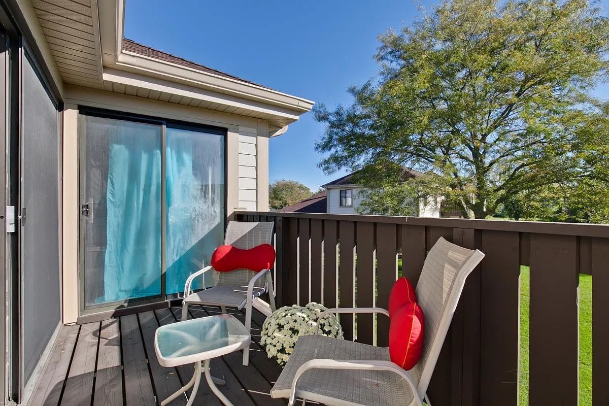 867 E Carriage Lane #8, Palatine, IL 60074