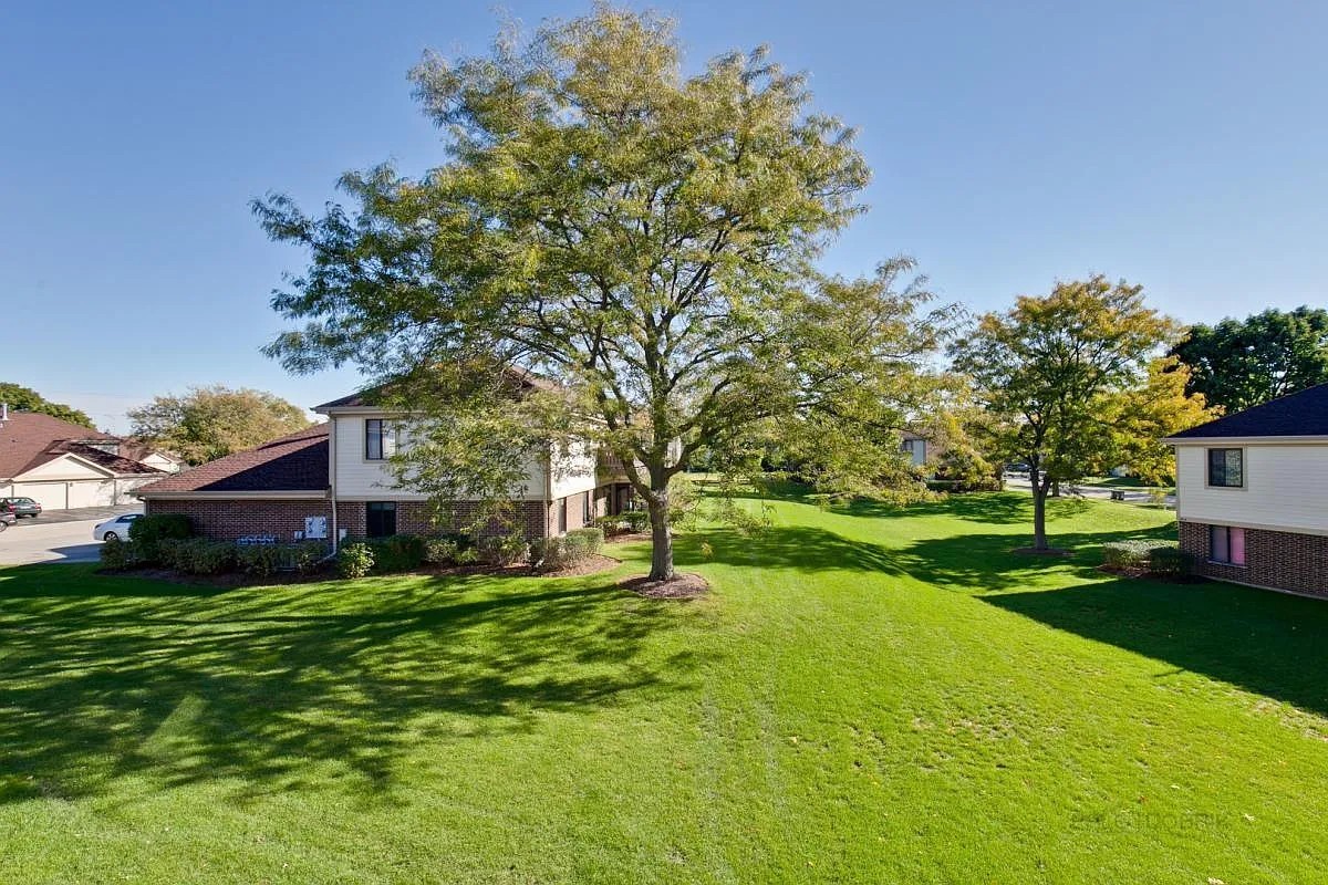 867 E Carriage Lane #8, Palatine, IL 60074