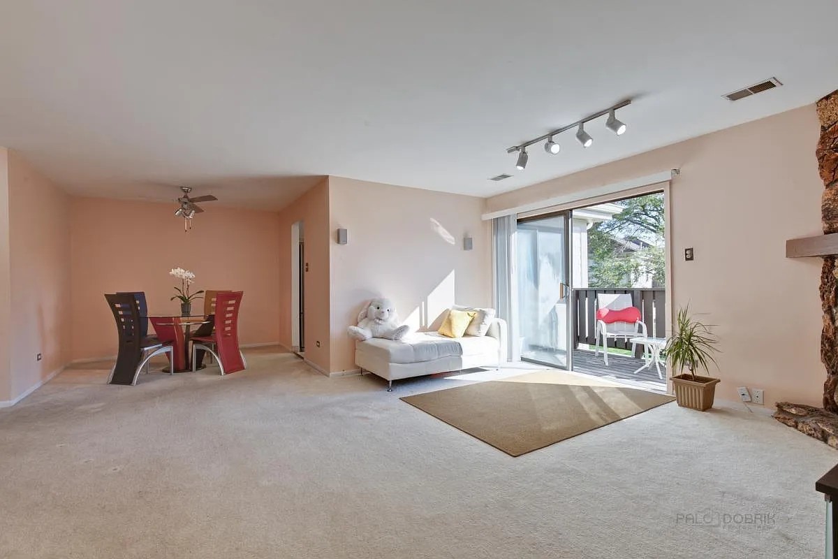 867 E Carriage Lane #8, Palatine, IL 60074