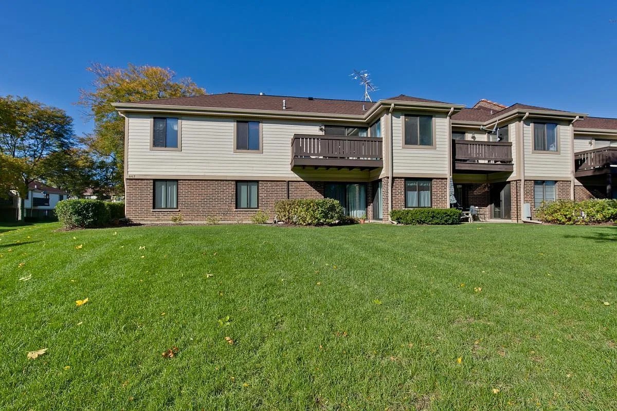 867 E Carriage Lane #8, Palatine, IL 60074