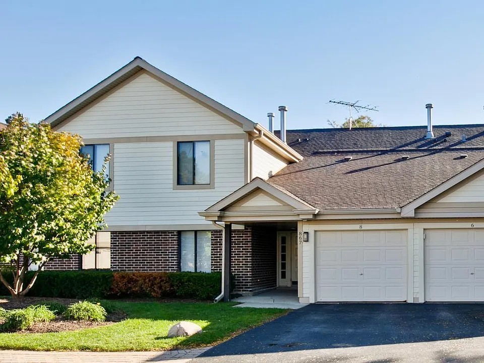 867 E Carriage Lane #8, Palatine, IL 60074