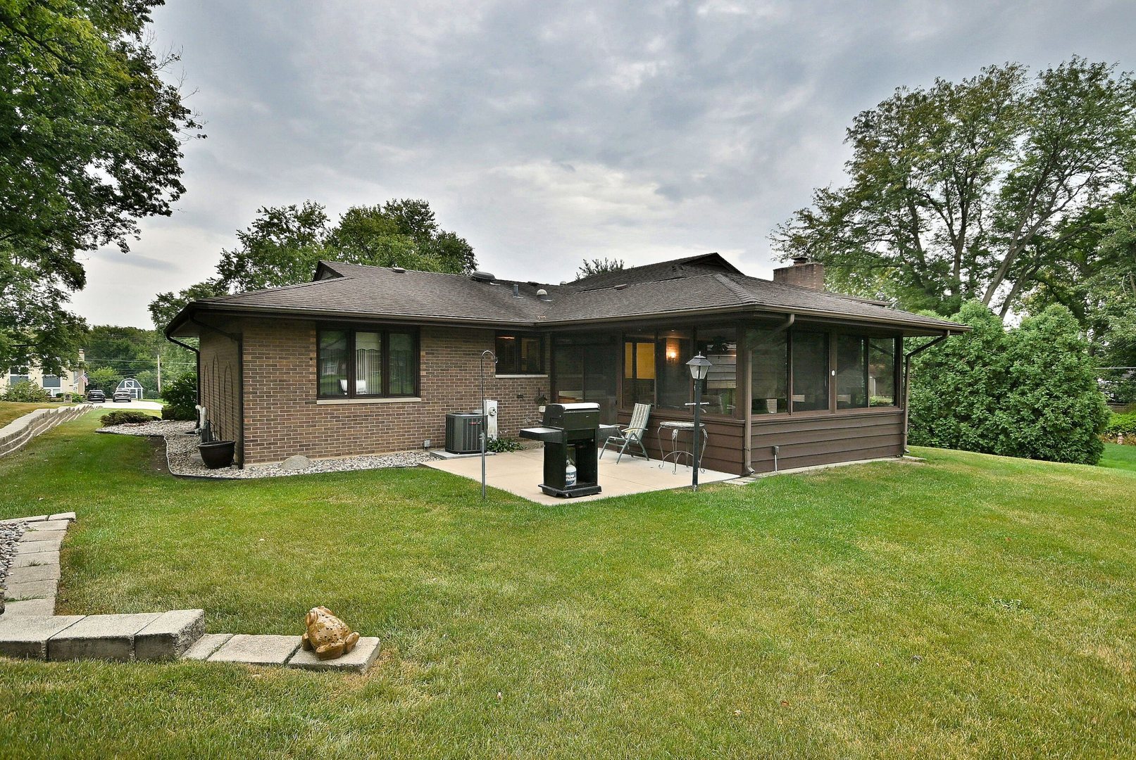 7976 Clarendon Hills Road, Willowbrook, IL 60527