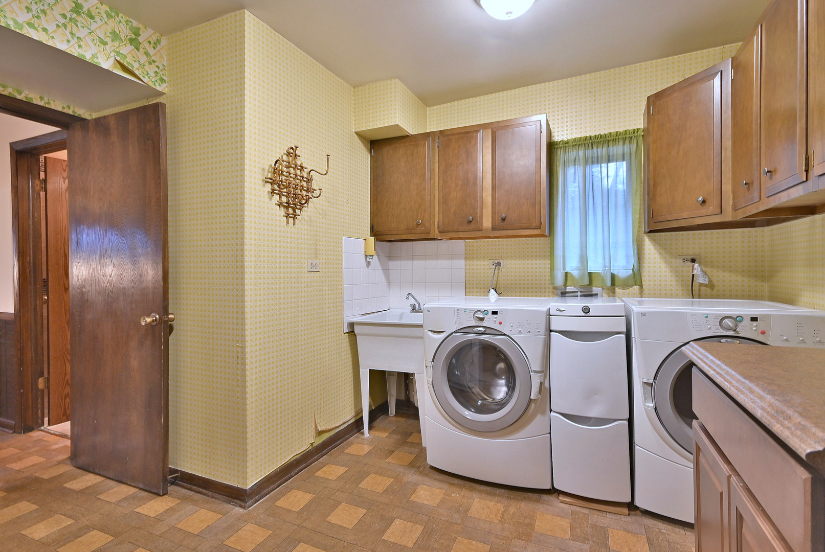 7976 Clarendon Hills Road, Willowbrook, IL 60527