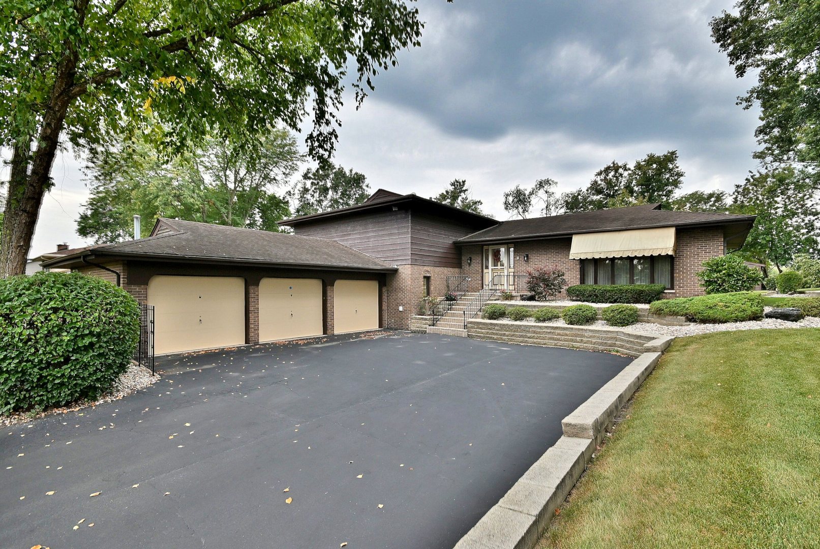 7976 Clarendon Hills Road, Willowbrook, IL 60527